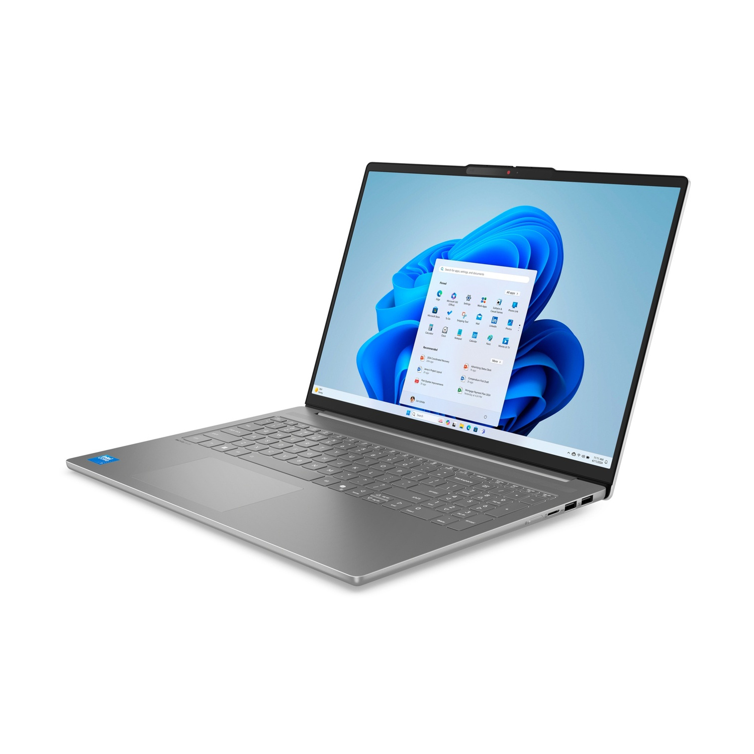 Un laptop argentato con Windows 11 sullo schermo, aperto e leggermente angolato.