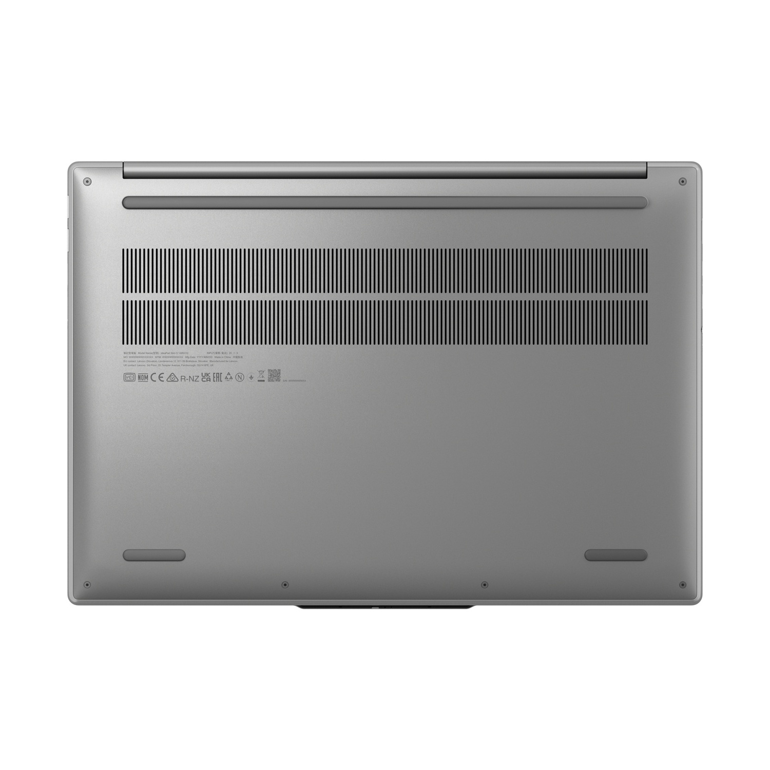 Parte inferiore di un laptop argentato con prese d'aria e marchi di certificazione.