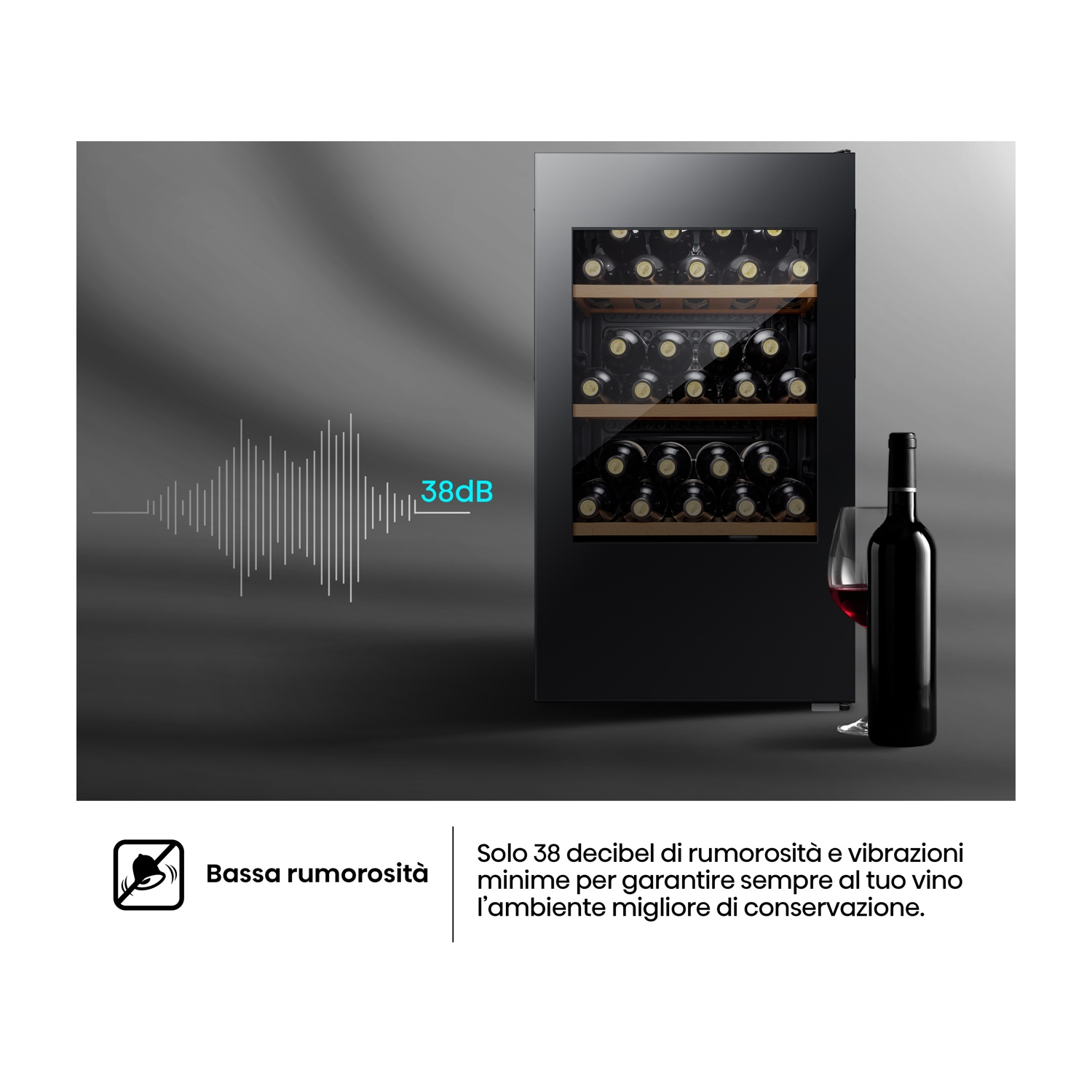 Un refrigeratore per vino da 38 dB, pieno di bottiglie. Accanto un bicchiere e una bottiglia.