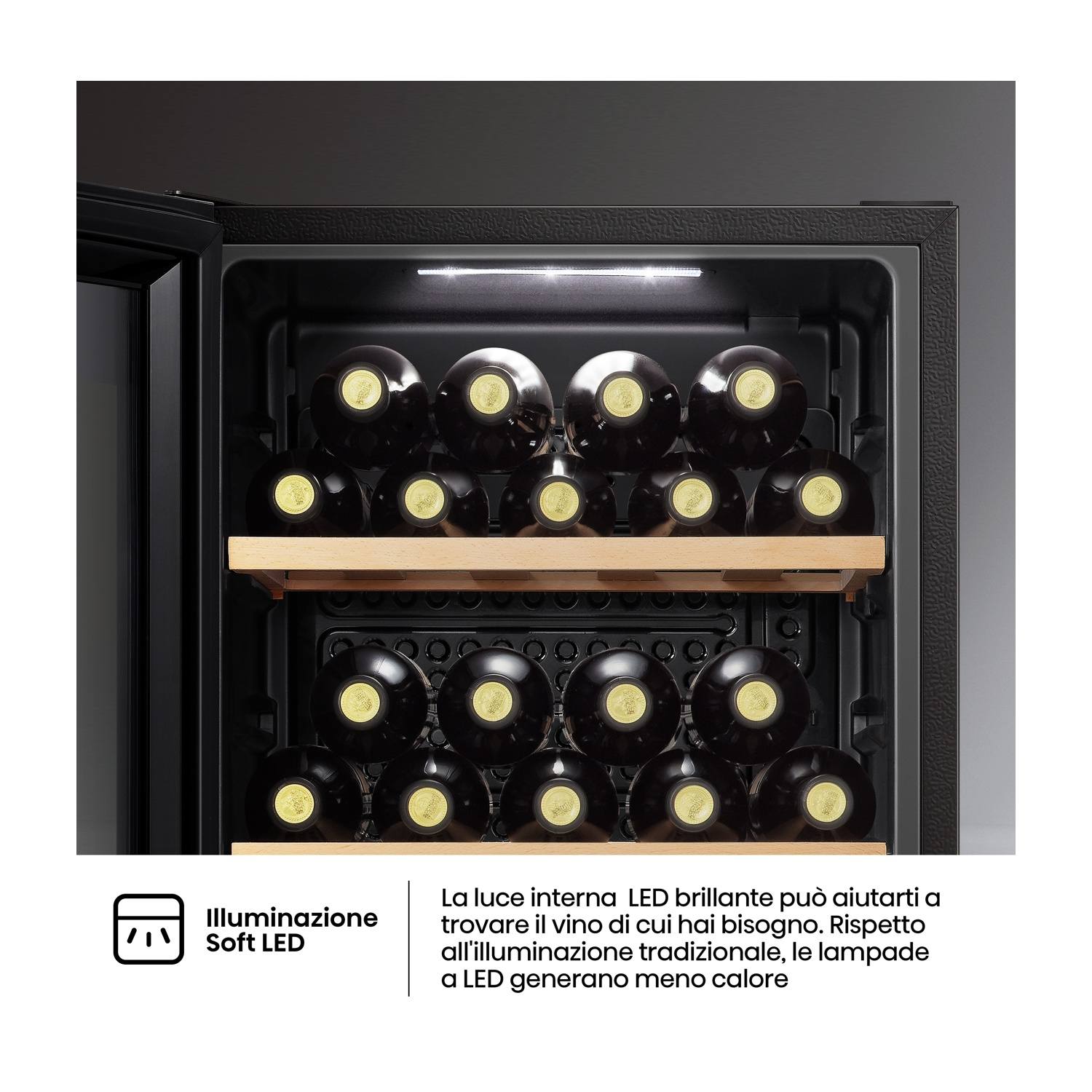 Una cantinetta per vini a due ripiani piena di bottiglie di vino scure, illuminata dall'alto.