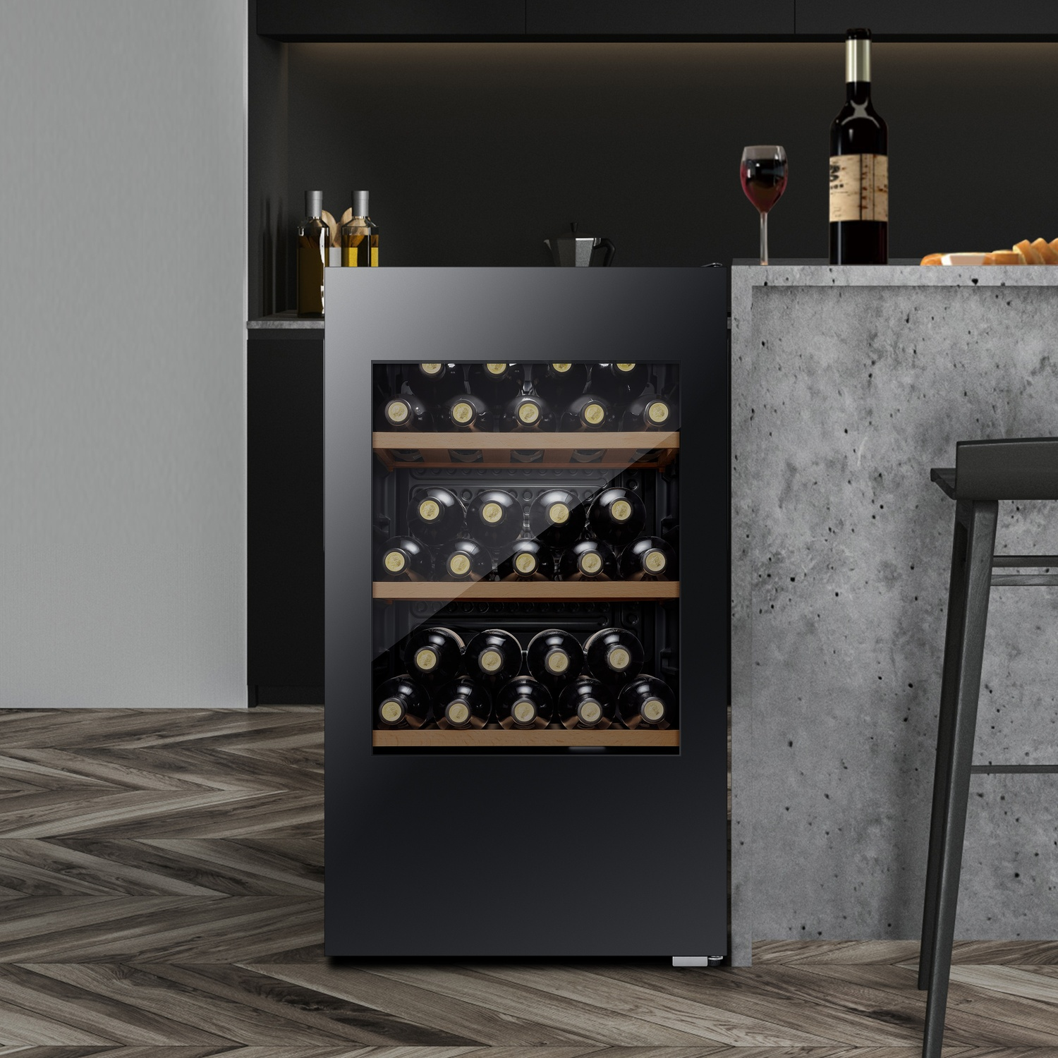 Una cantinetta nera piena di bottiglie, accanto a un bancone con vino e un bicchiere.