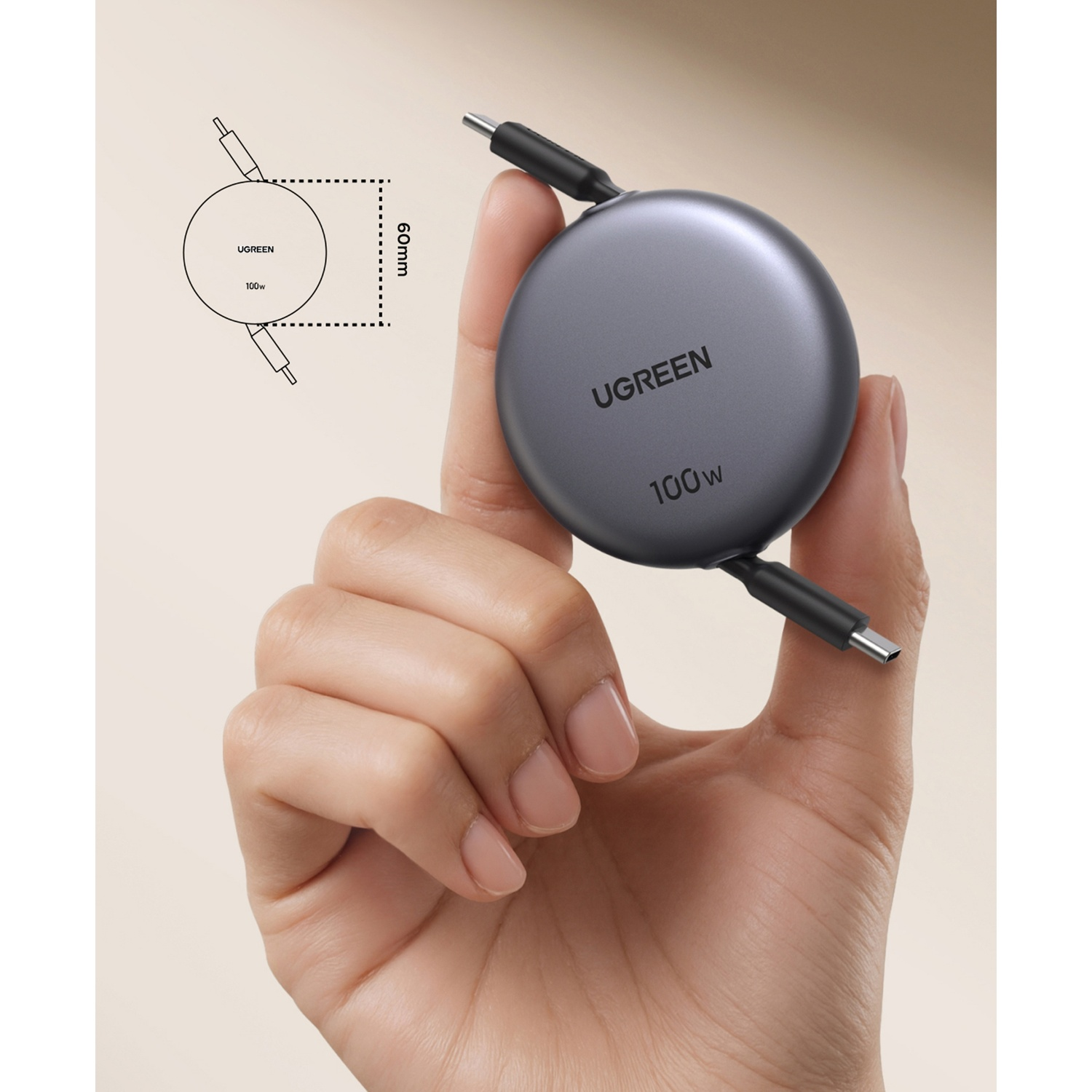 Una mano tiene un caricabatterie UGREEN grigio da 100W con due cavi USB-C.