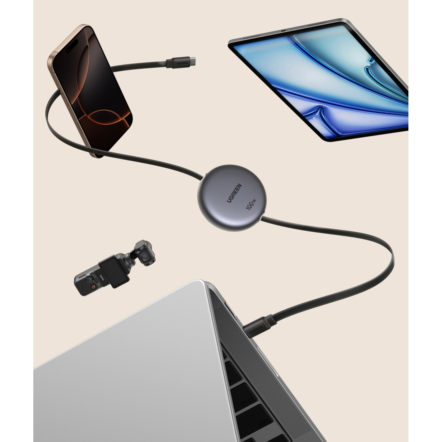 Un laptop argentato, un hub grigio, uno smartphone e un tablet sono collegati.