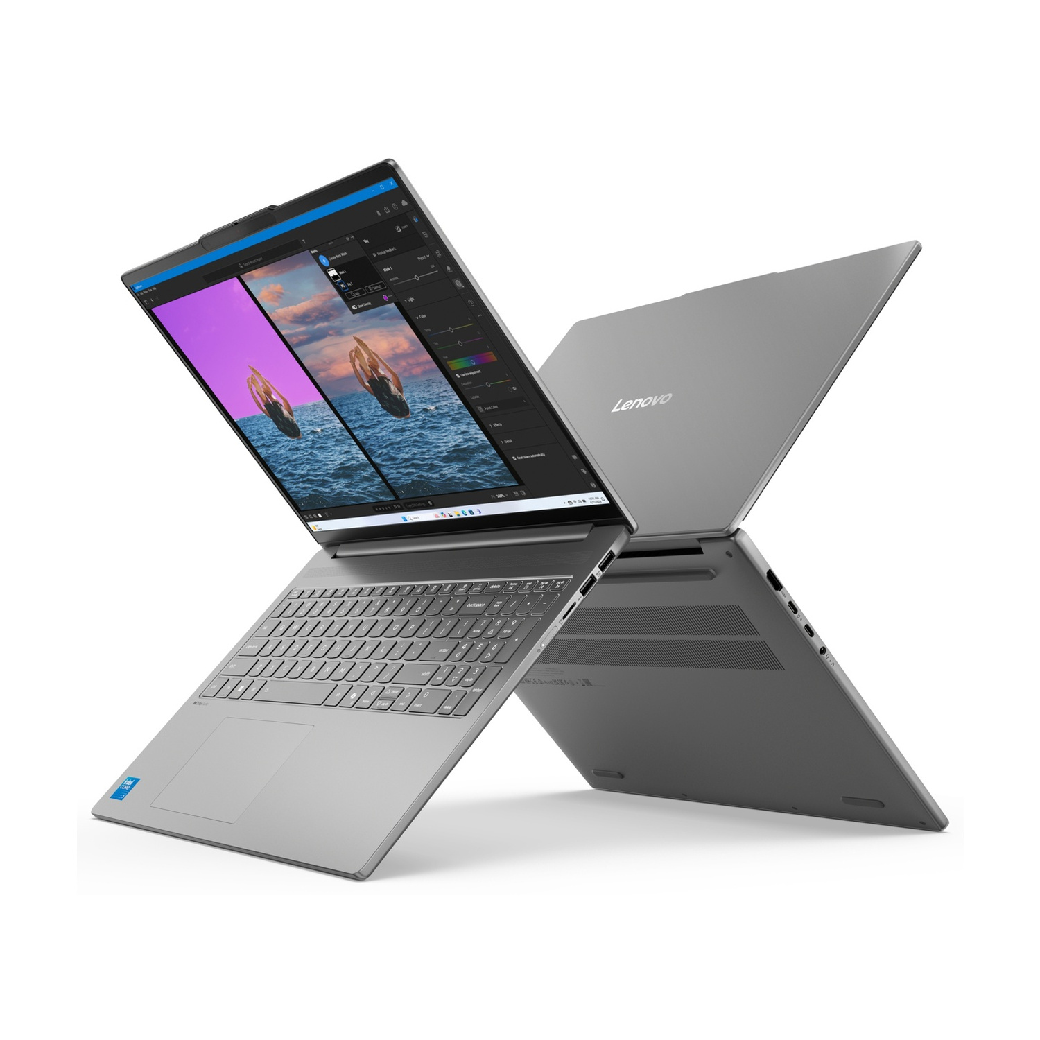Un laptop Lenovo grigio, aperto, che mostra la tastiera e lo schermo.