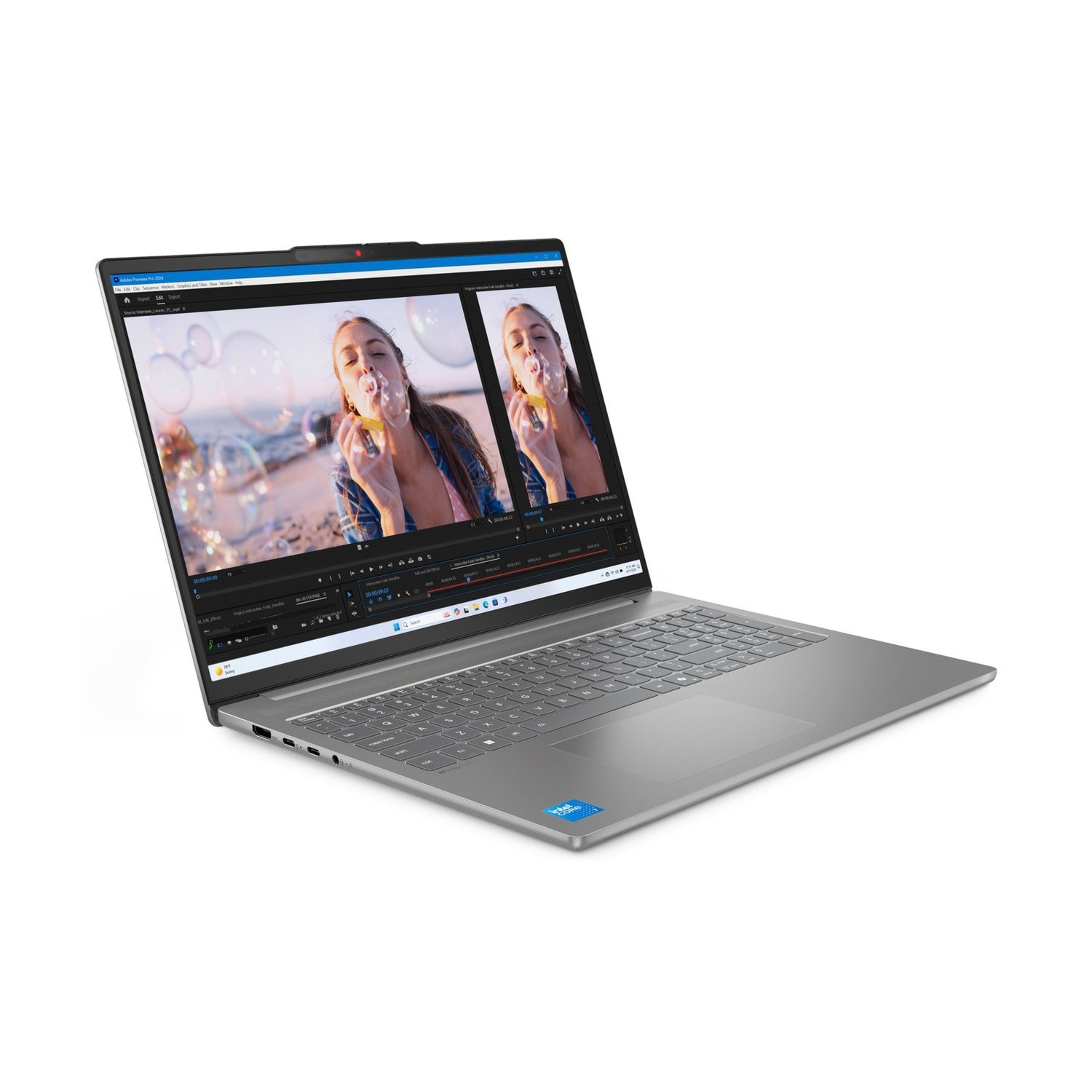 Un laptop che mostra una donna che soffia bolle su una spiaggia.