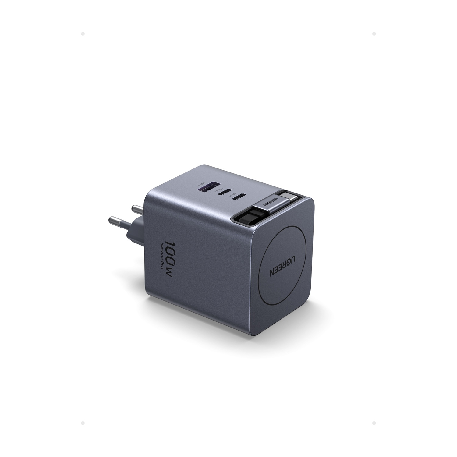 Caricatore USB-C UGREEN grigio da 100W con due porte USB-C e una porta USB-A.