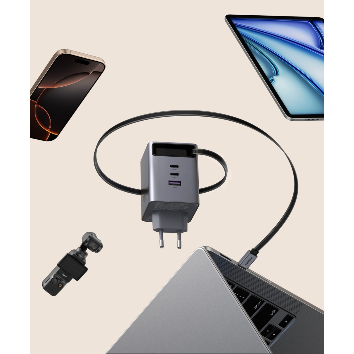 Un caricabatterie collega laptop, telefono, tablet e fotocamera. Laptop argento, telefono oro, caricatore grigio.