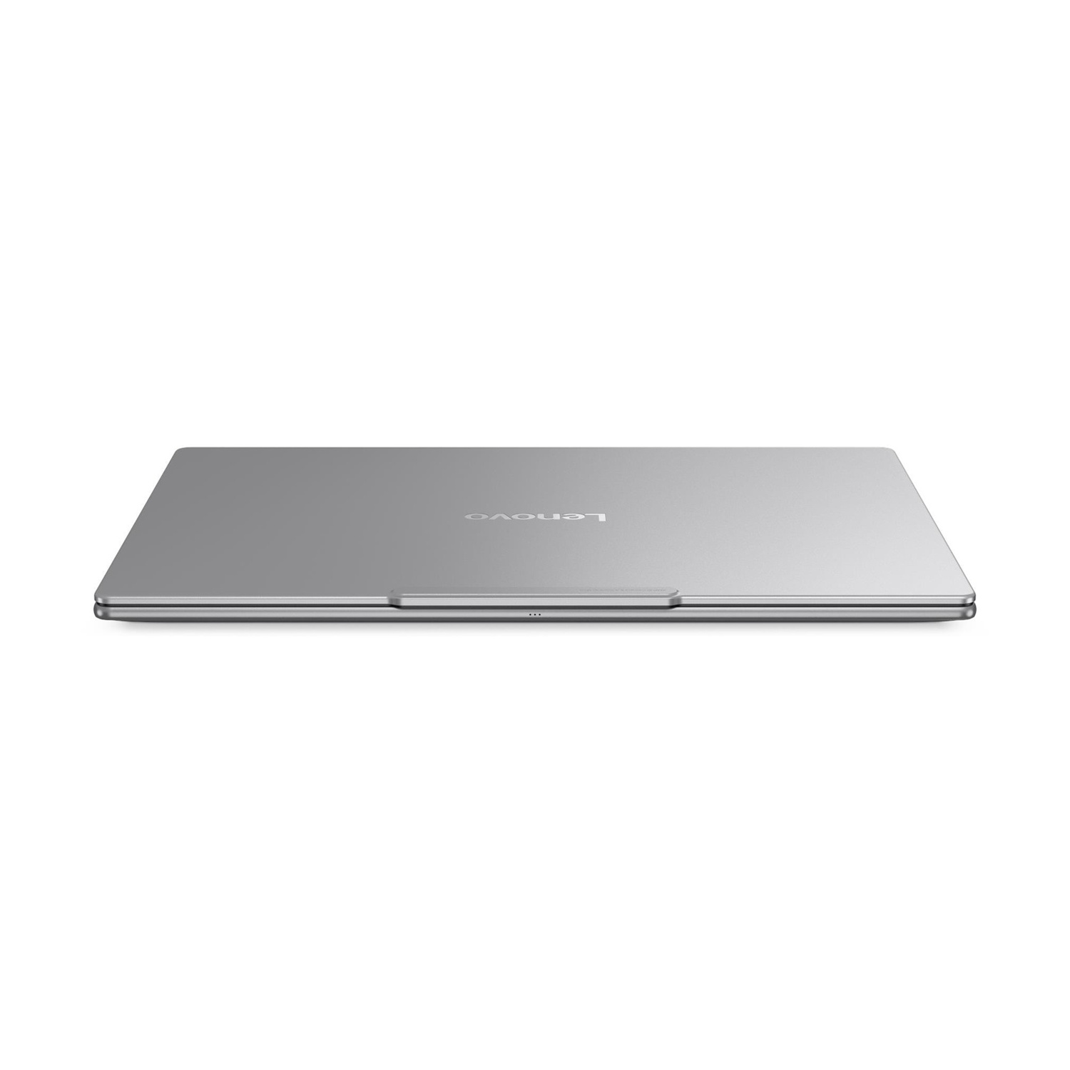 Un laptop argentato chiuso con logo Lenovo su sfondo bianco.