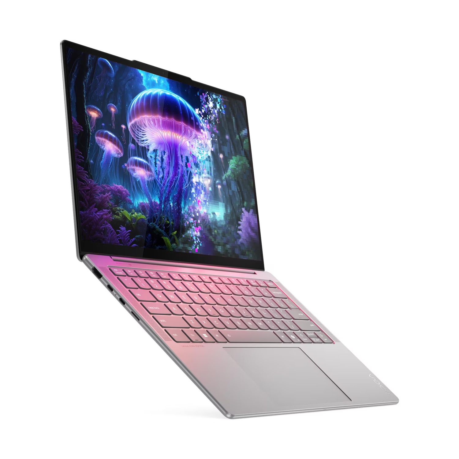 Un laptop argentato mostra uno sfondo di medusa vibrante su sfondo bianco.