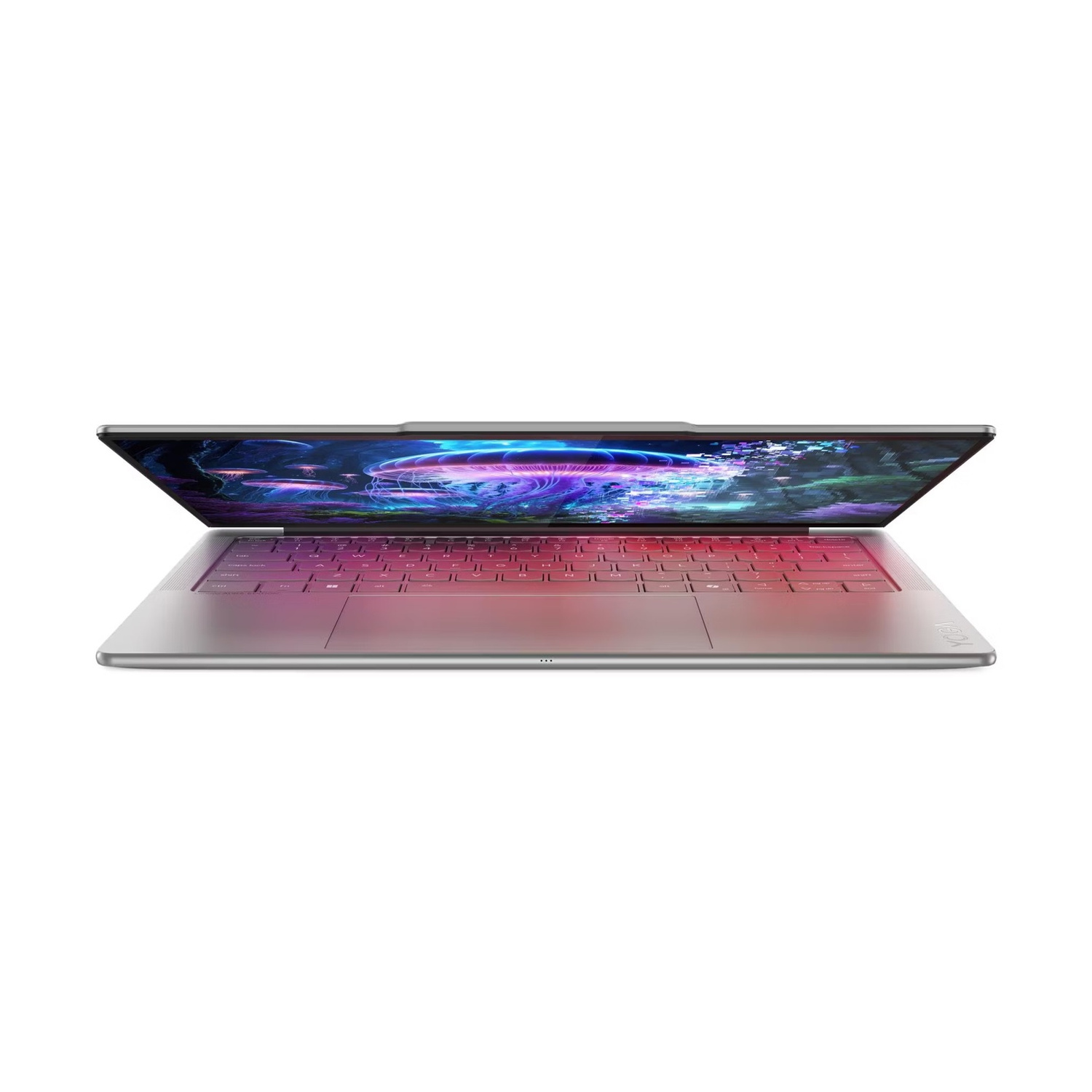 Un laptop argentato è aperto, mostrando uno sfondo colorato di meduse e una tastiera illuminata di rosa.