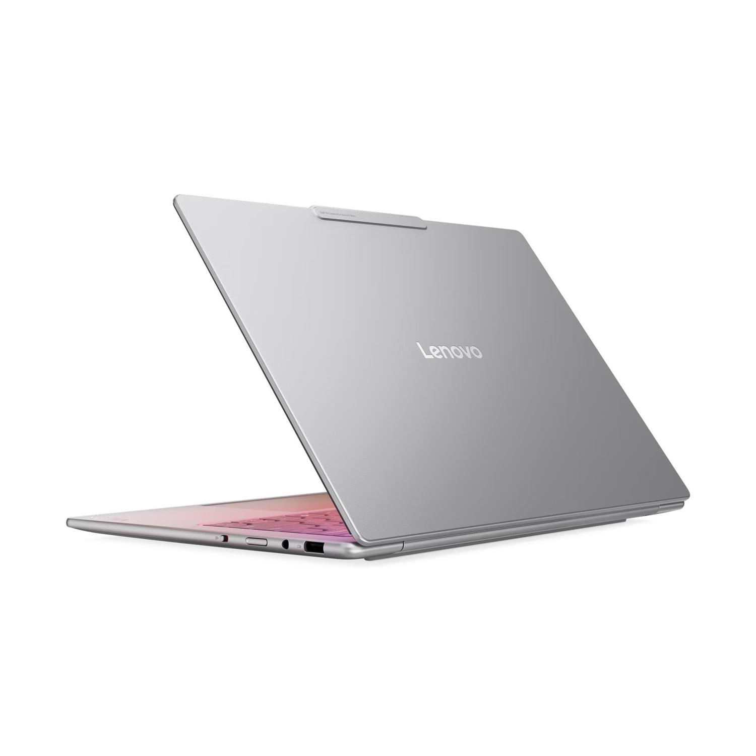 Un laptop Lenovo argento con lo schermo aperto su sfondo bianco.
