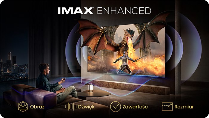Mężczyzna na sofie ogląda TV IMAX Enhanced ze smokiem i rycerzem.