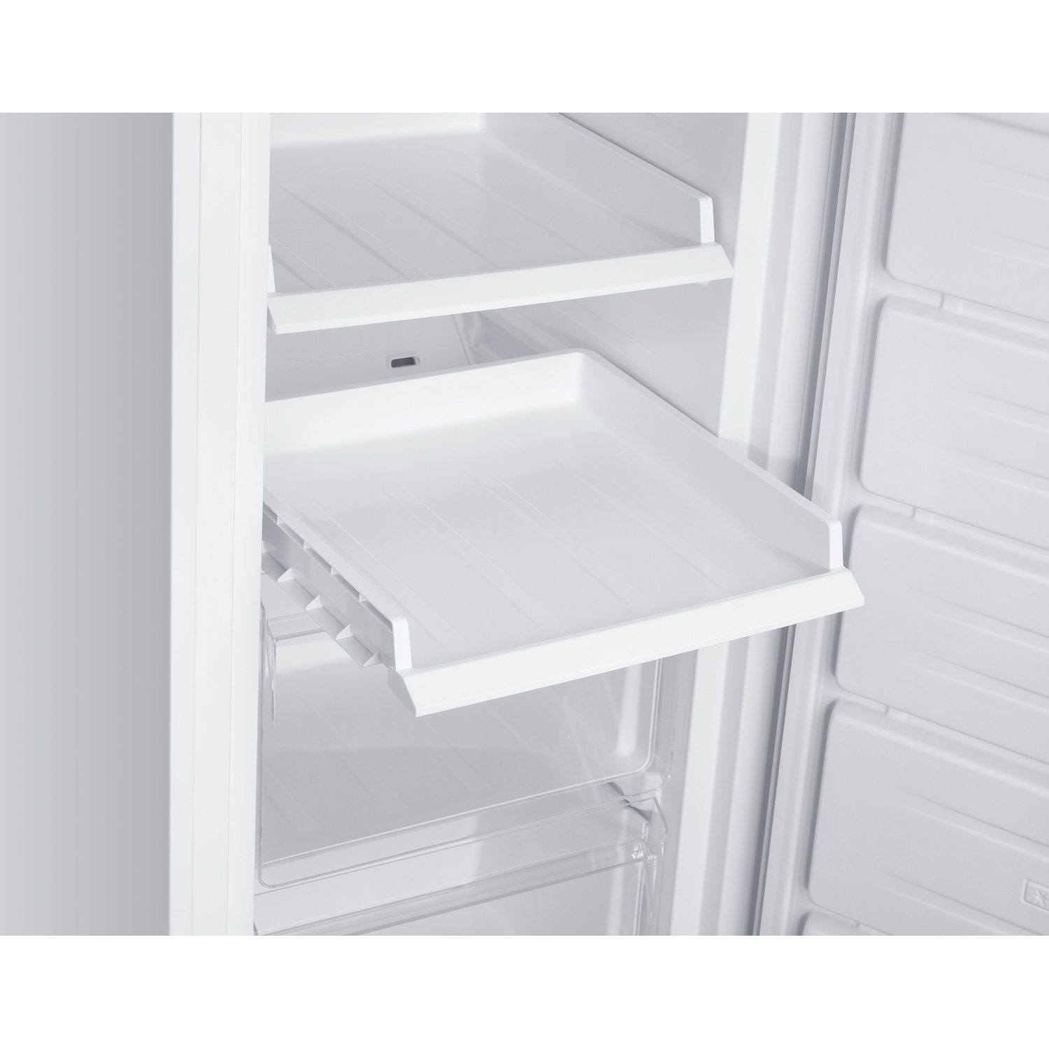 Un congelatore bianco aperto con cassetto estraibile e scomparti.
