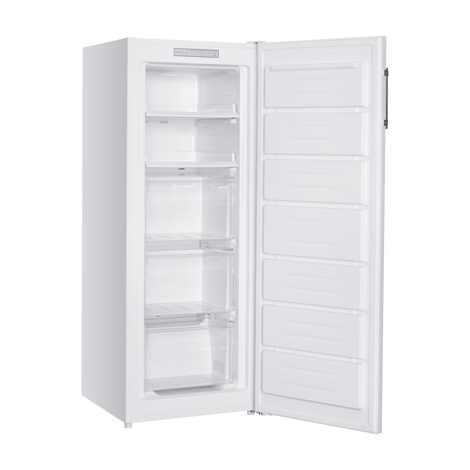 Un congelatore verticale bianco con la porta aperta, che mostra gli scaffali.