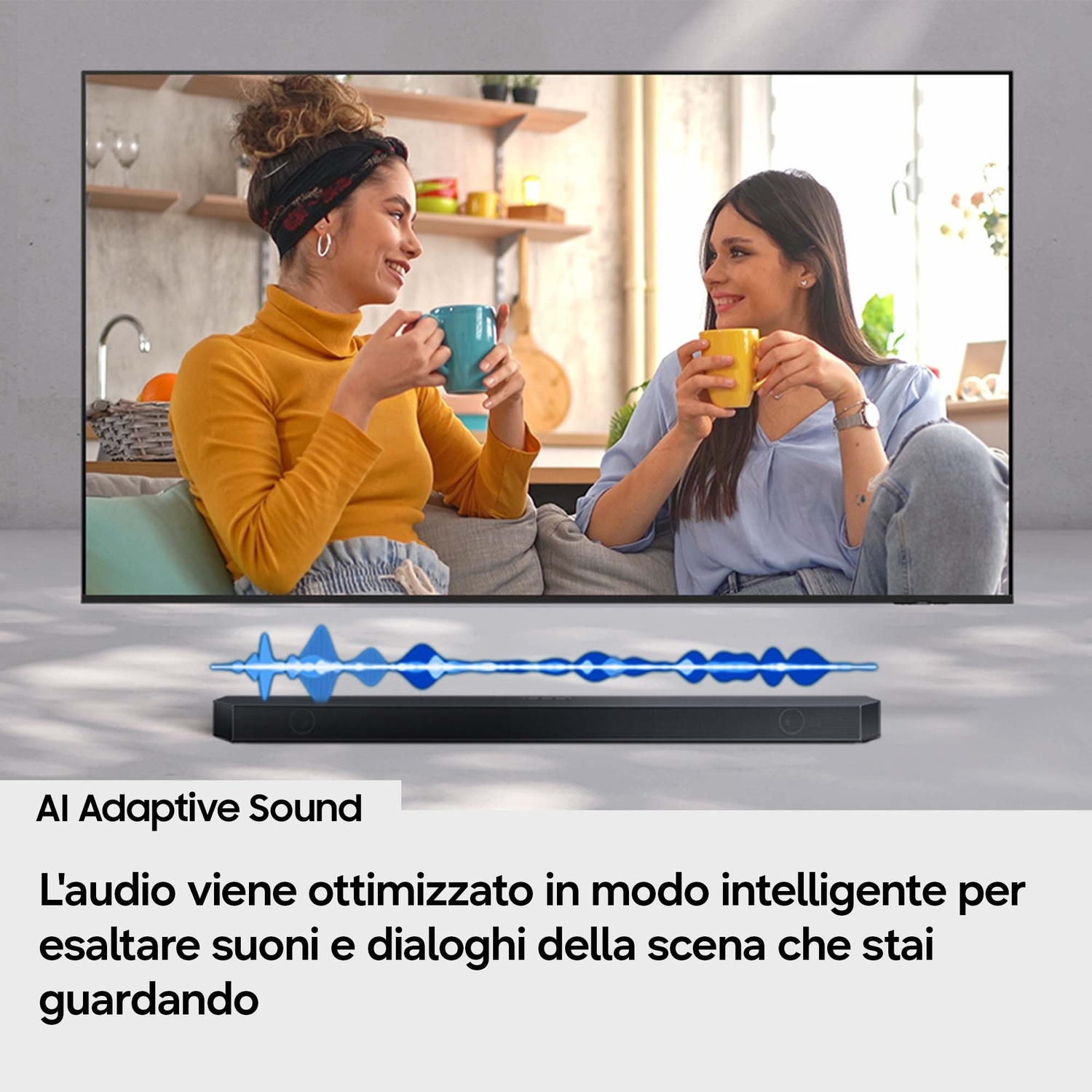 Due donne bevono caffè davanti a una TV con soundbar.