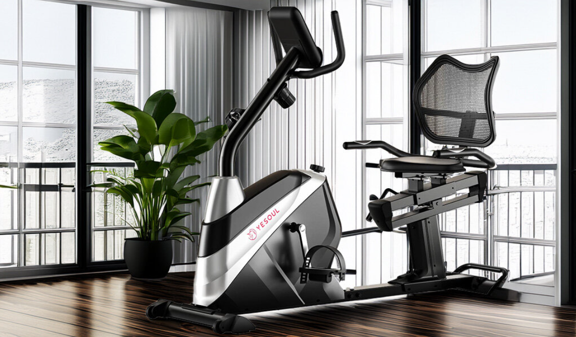 Czarno-srebrny rower treningowy z ekranem i regulowanym siedzeniem.