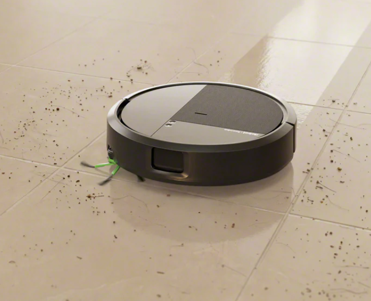 Okrągły robot sprzątający z zielonymi szczotkami czyści jasną podłogę z płytek z brudu.