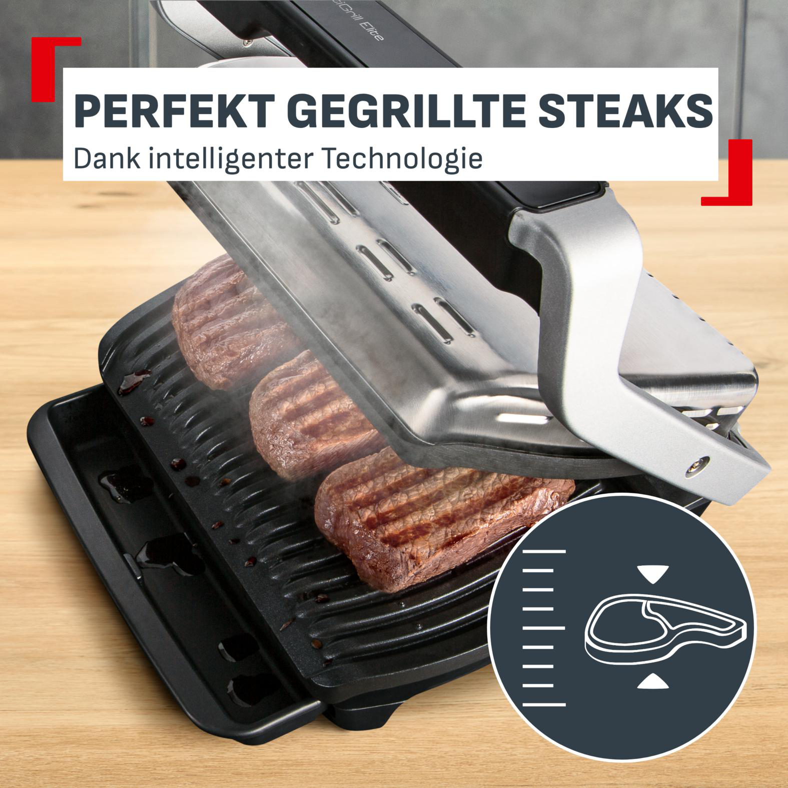 Drei Steaks werden in einem elektrischen Grill gegrillt. Dampf steigt auf.
