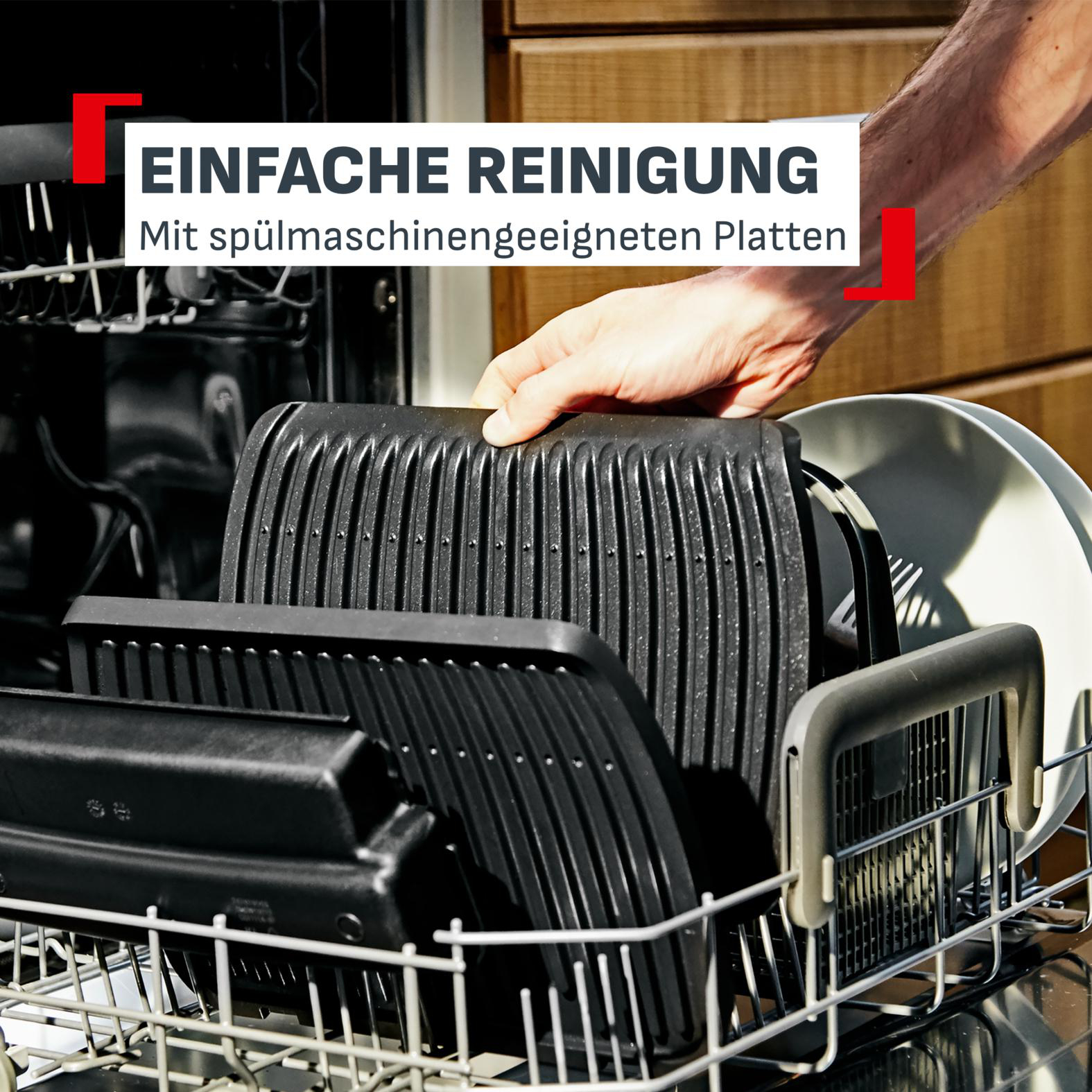 Eine Hand legt Grillplatten in einen Geschirrspüler. Leichte Reinigung.