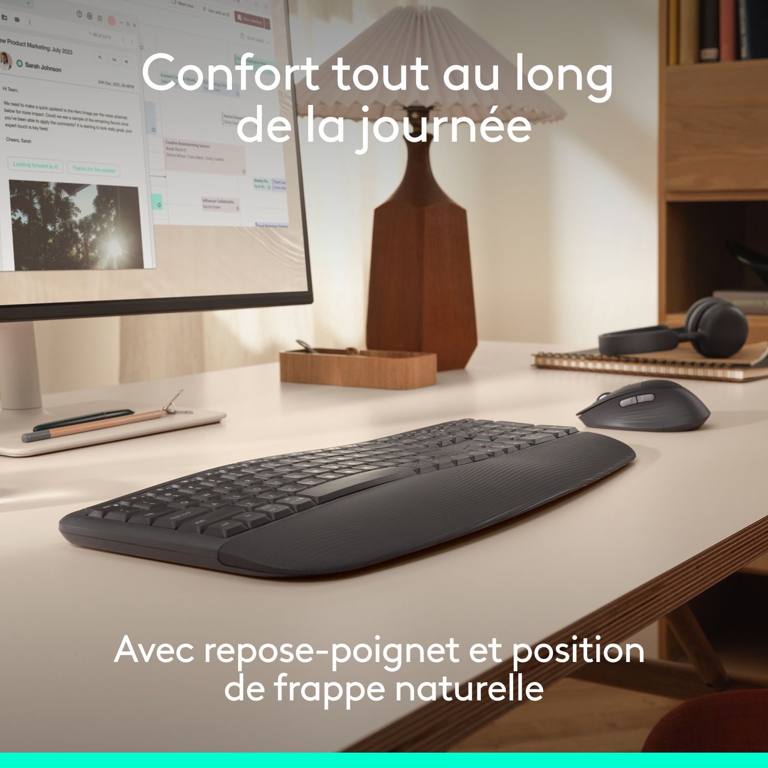 Clavier et souris ergonomiques sur un bureau, avec casque.