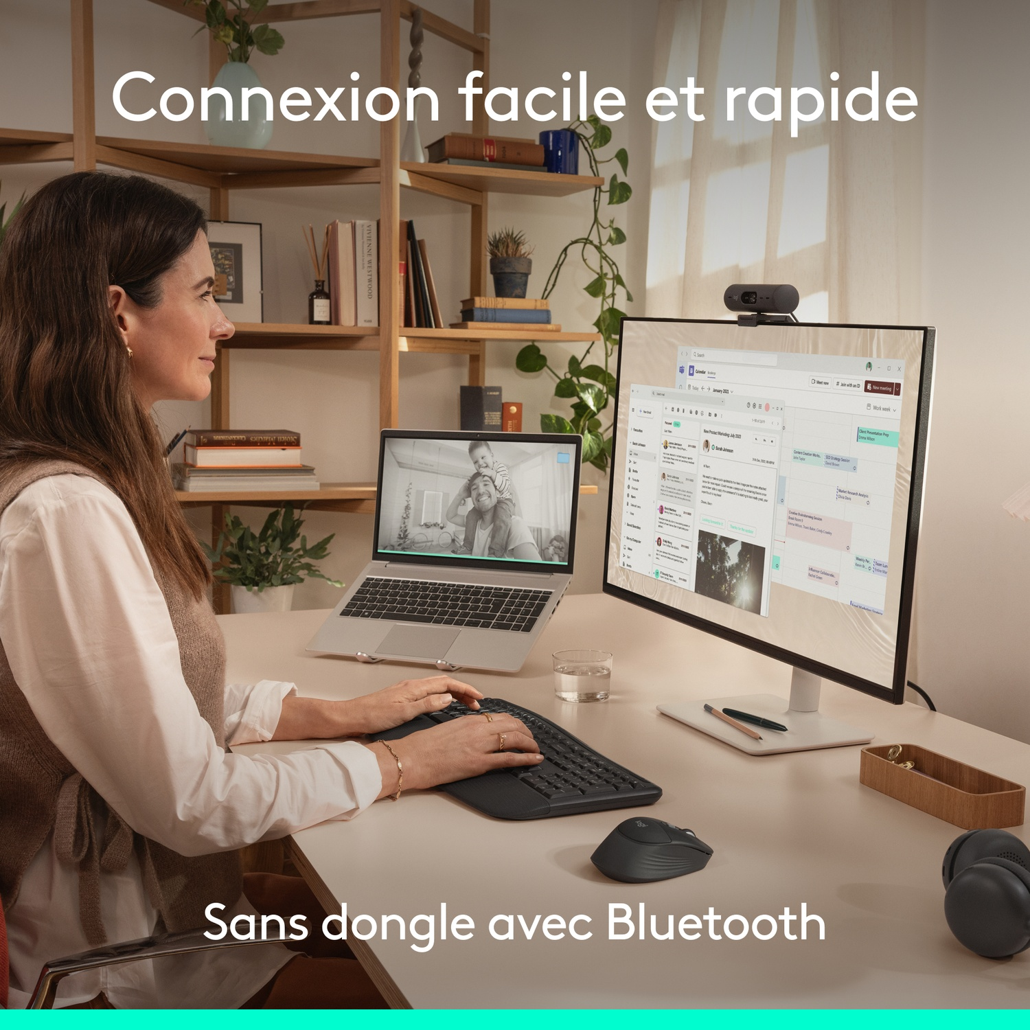 Femme à un bureau avec ordinateur portable, écran et webcam. Connexion rapide.