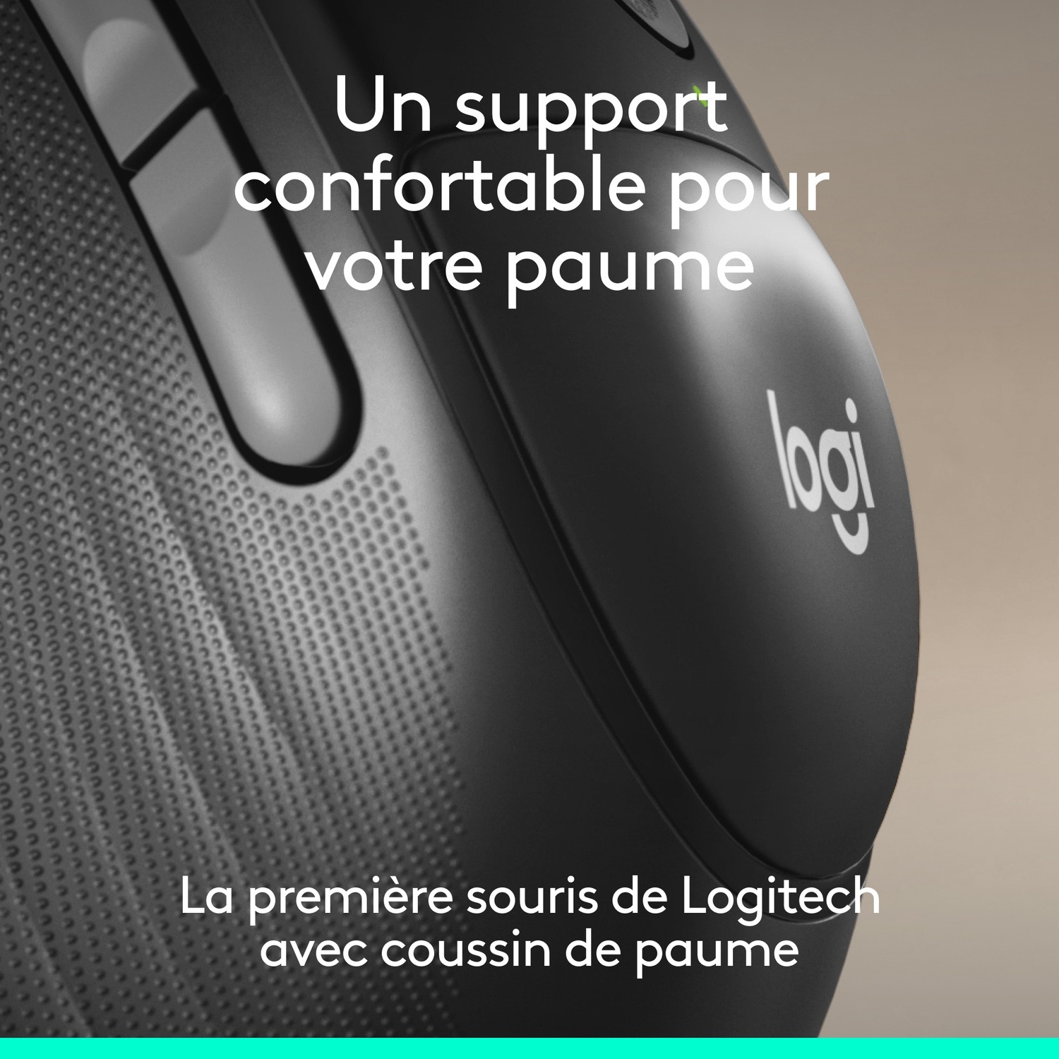 Souris Logitech noire au design ergonomique et à prise texturée.