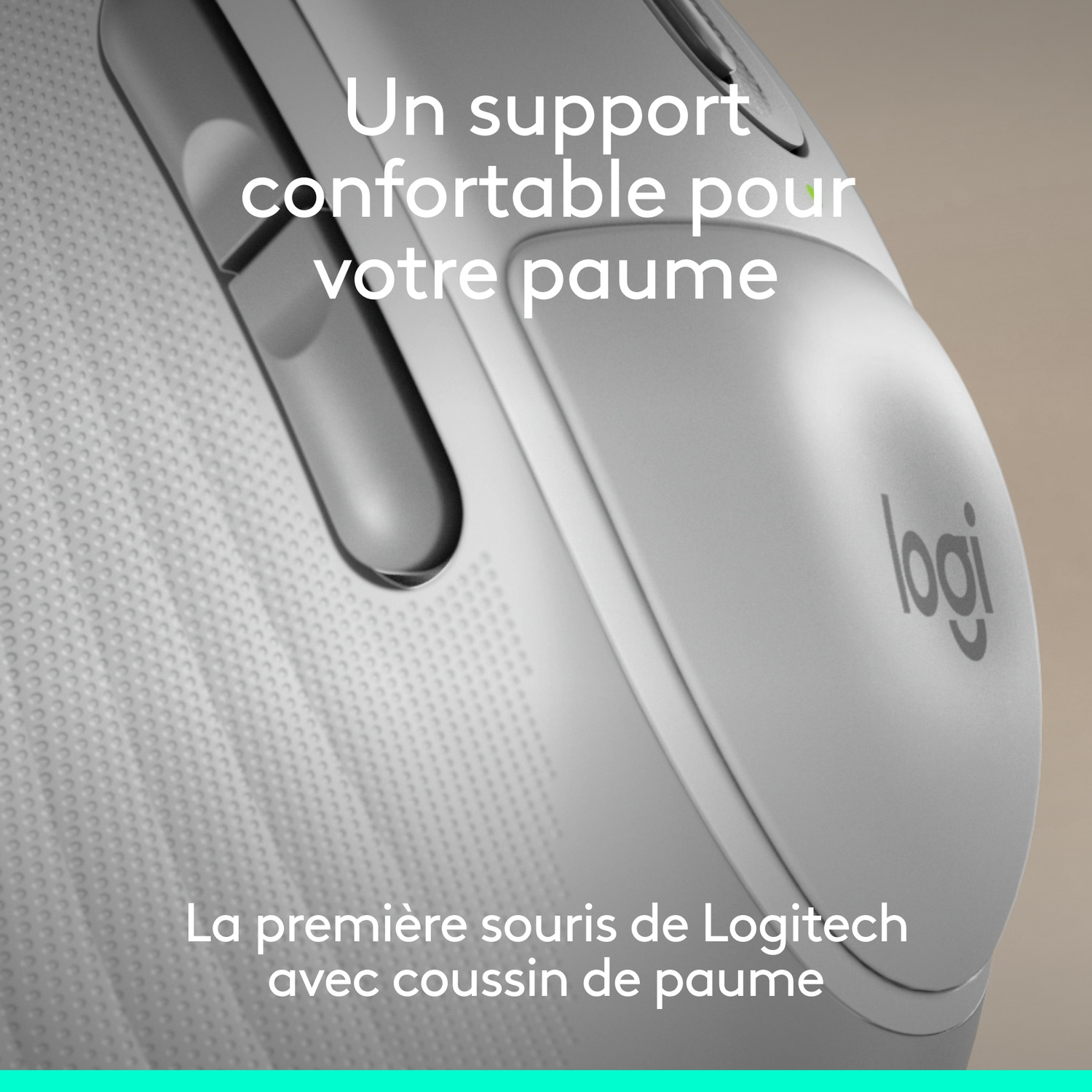 Une souris Logitech blanche avec un coussin palmaire confortable. Gros plan.