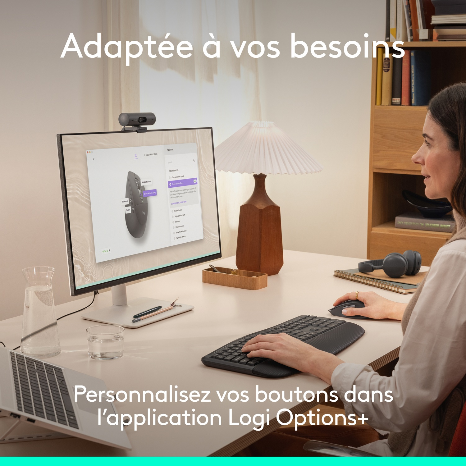 Femme à un bureau avec souris, clavier et écran d'ordinateur montrant l'application Logi Options+.