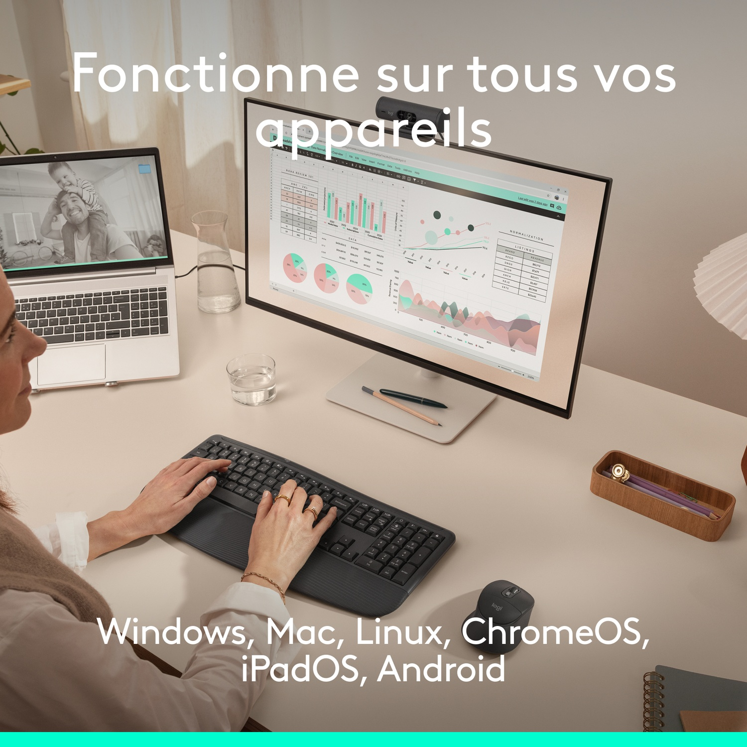 Un bureau avec ordinateur portable, écran, clavier et souris. L'ordinateur portable affiche une image.