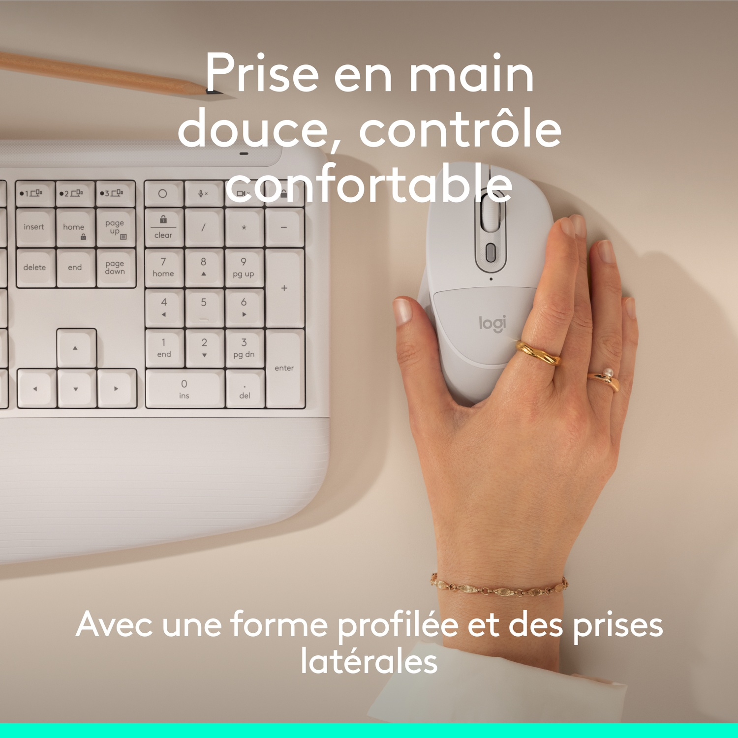 Une main utilise une souris Logitech blanche à côté d'un clavier.