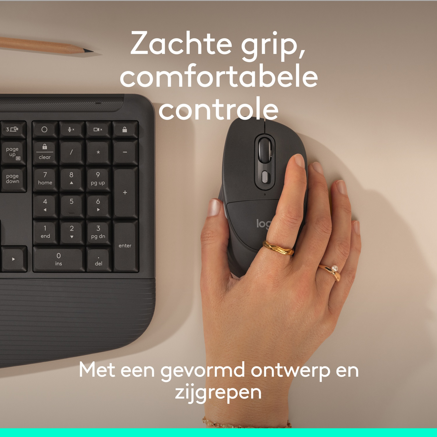 Een hand gebruikt een donkere muis naast een toetsenbord. Een potlood ligt boven.