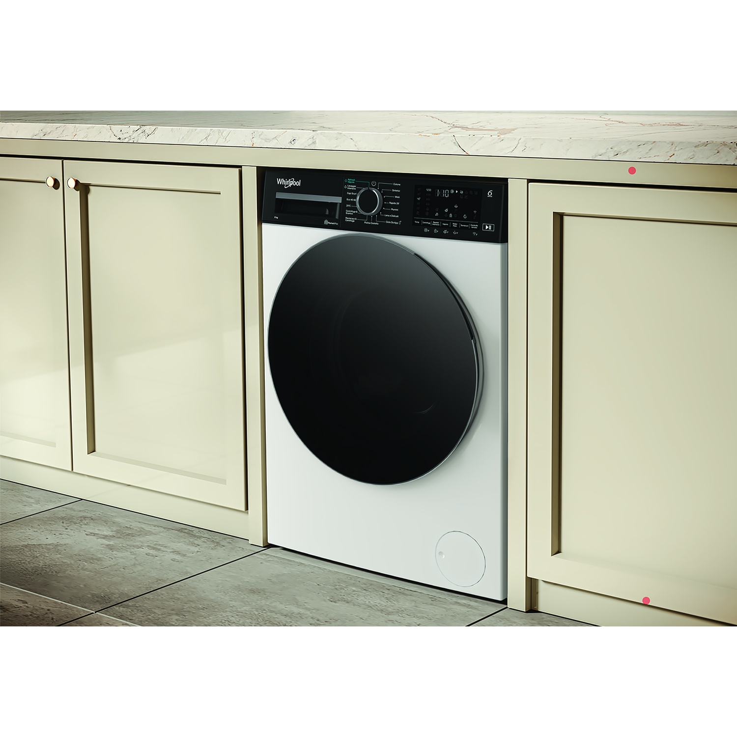 Una lavatrice Whirlpool bianca con cestello nero è integrata in mobili da cucina color crema.