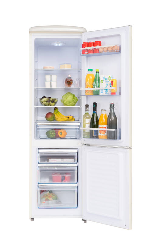Offener Kühlschrank mit Lebensmitteln: Obst, Gemüse, Eier, Milchprodukte und Getränke.