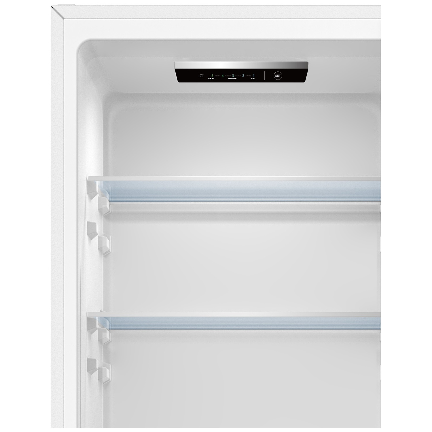 Interieur van een witte koelkast met twee schappen en een digitaal bedieningspaneel.