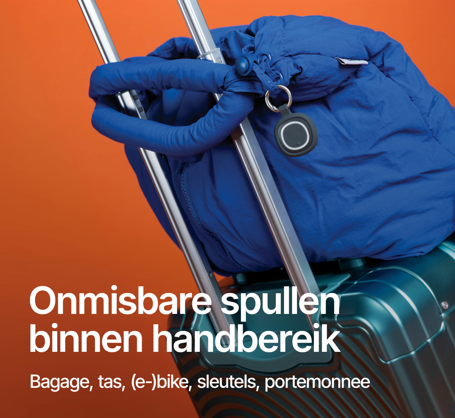 Blauwe tas met sleutelhanger aan een trolley tegen oranje achtergrond.