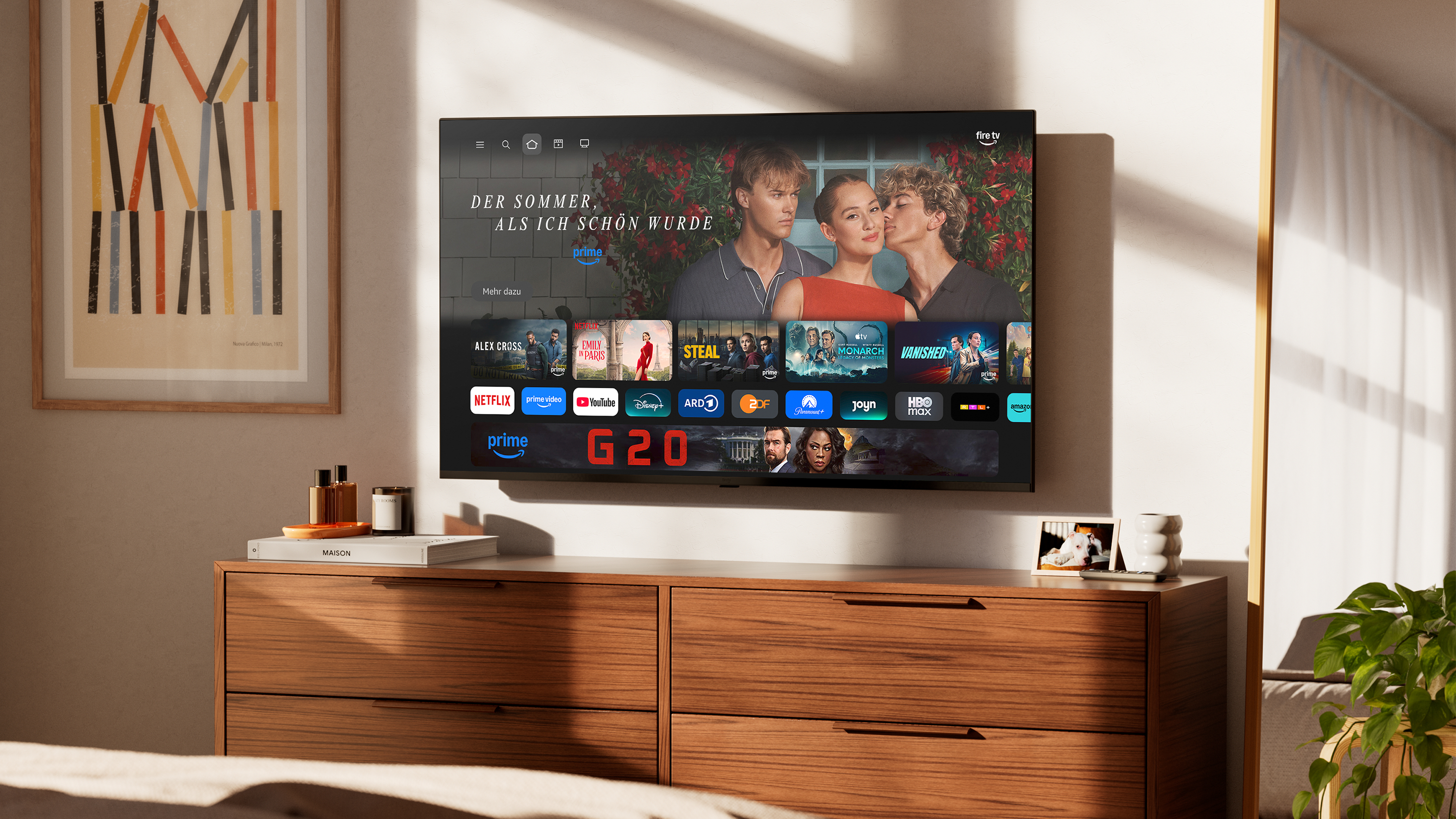 Ein moderner Wohnraum mit einem großen Flachbildfernseher, der Streaming-Inhalte anzeigt.