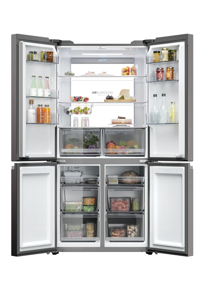 Ein offener Kühlschrank mit Lebensmitteln, Käse und Getränken.