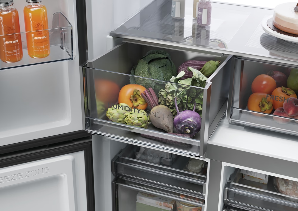 Ein Kühlschrank mit Gemüse und Obst in Schubladen.