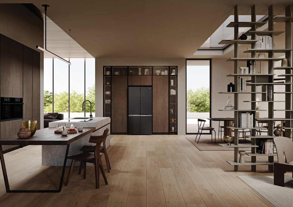 Eine moderne Küche mit Insel, Kühlschrank, Essbereich und Regal.
