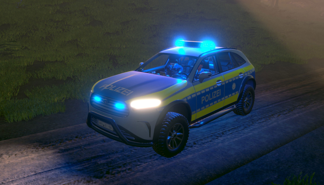 Ein Polizei-SUV mit Blaulicht fährt nachts auf einer Feldstraße. Gras ist sichtbar.