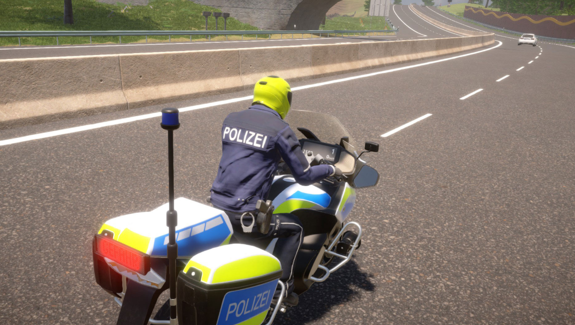 Polizist auf Motorrad mit "POLIZEI" Schriftzug auf der Autobahn.