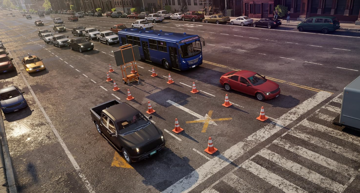Autos und ein blauer Bus auf einer Straße mit Verkehrskegeln.