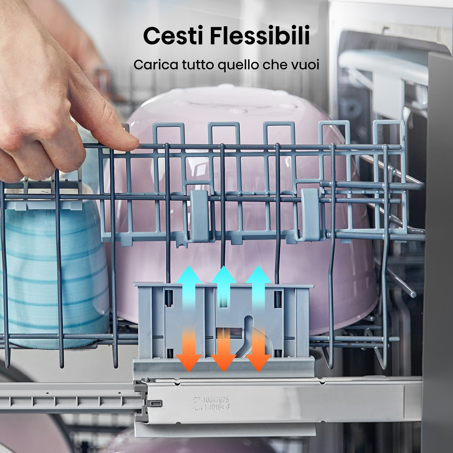 Una mano carica una lavastoviglie con un cestello flessibile contenente piatti blu e rosa.