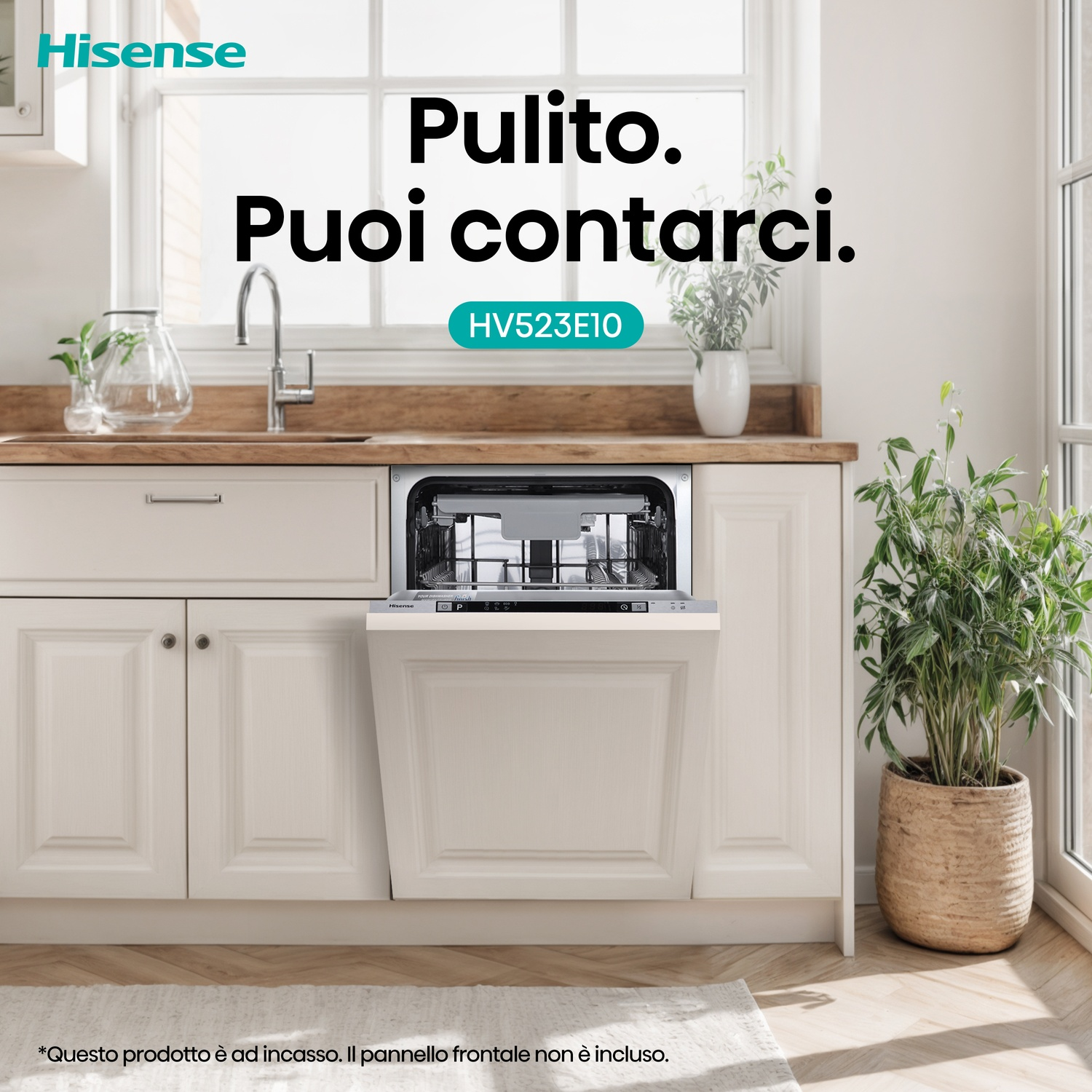 Lavastoviglie da incasso Hisense HV523E10 con porta aperta, in cucina.