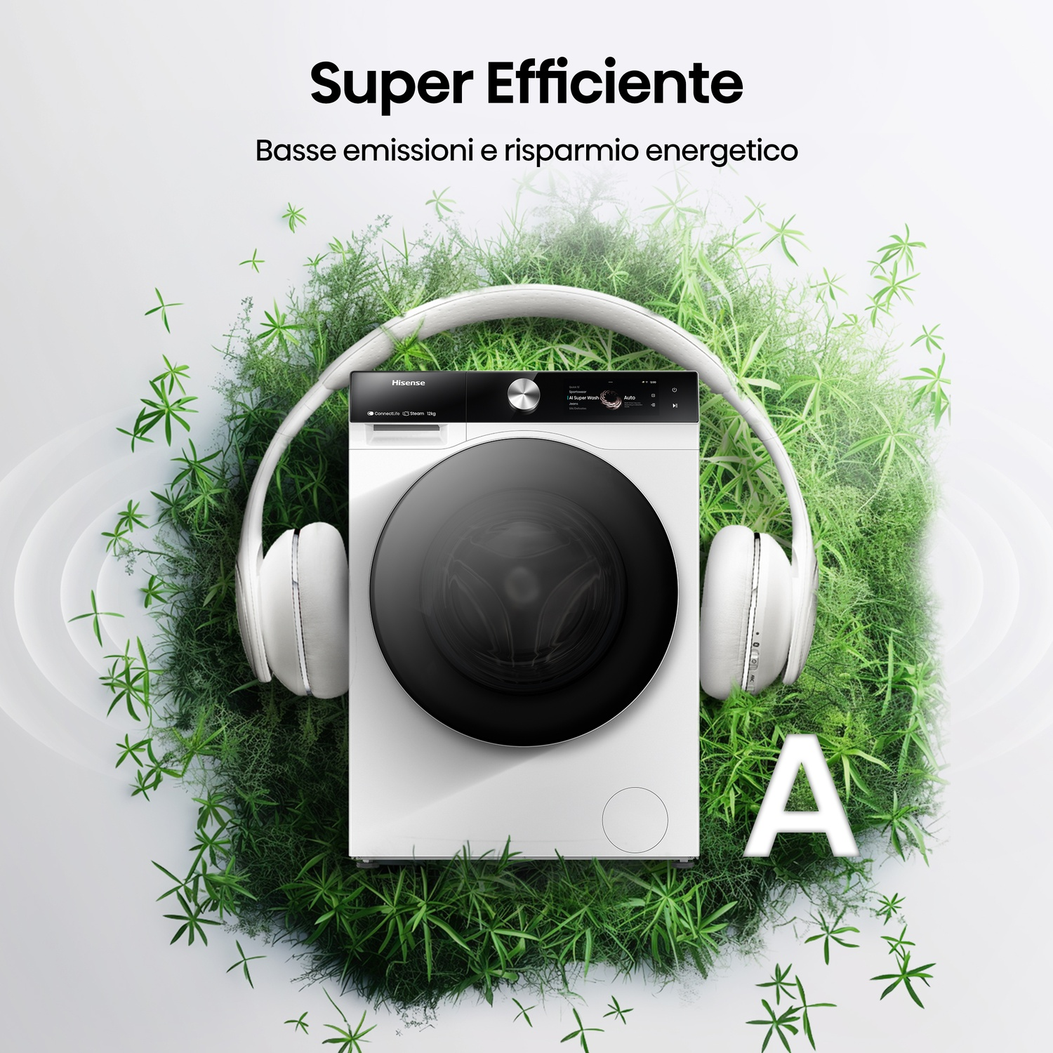 Lavatrice bianca con cuffie su vegetazione. Classe di efficienza energetica A.