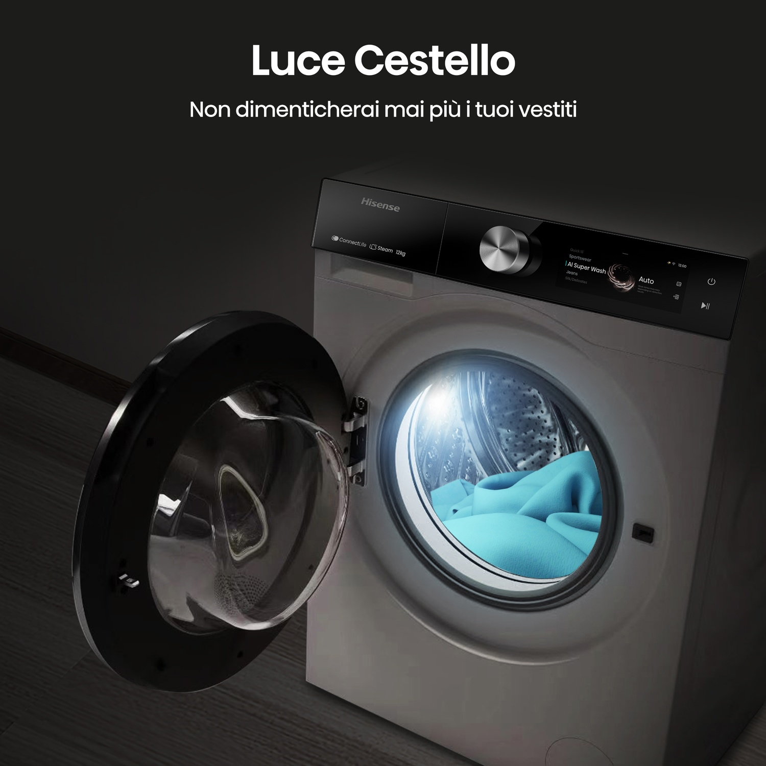 Una lavatrice Hisense bianca con oblò aperto, piena di panni blu all'interno.