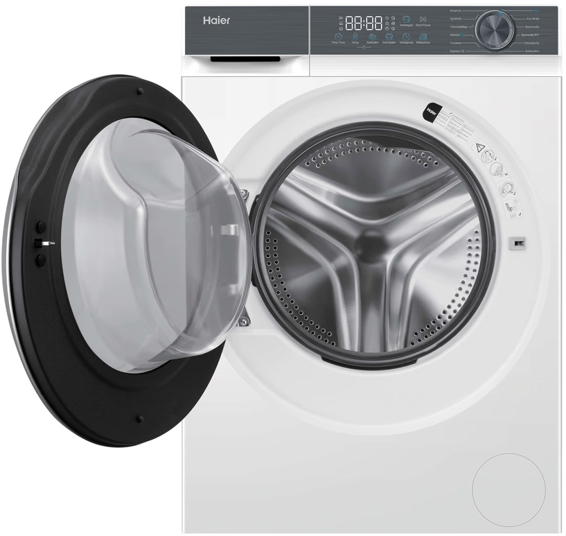 Eine weiße Haier-Waschmaschine mit geöffneter Tür und silberner Trommel.