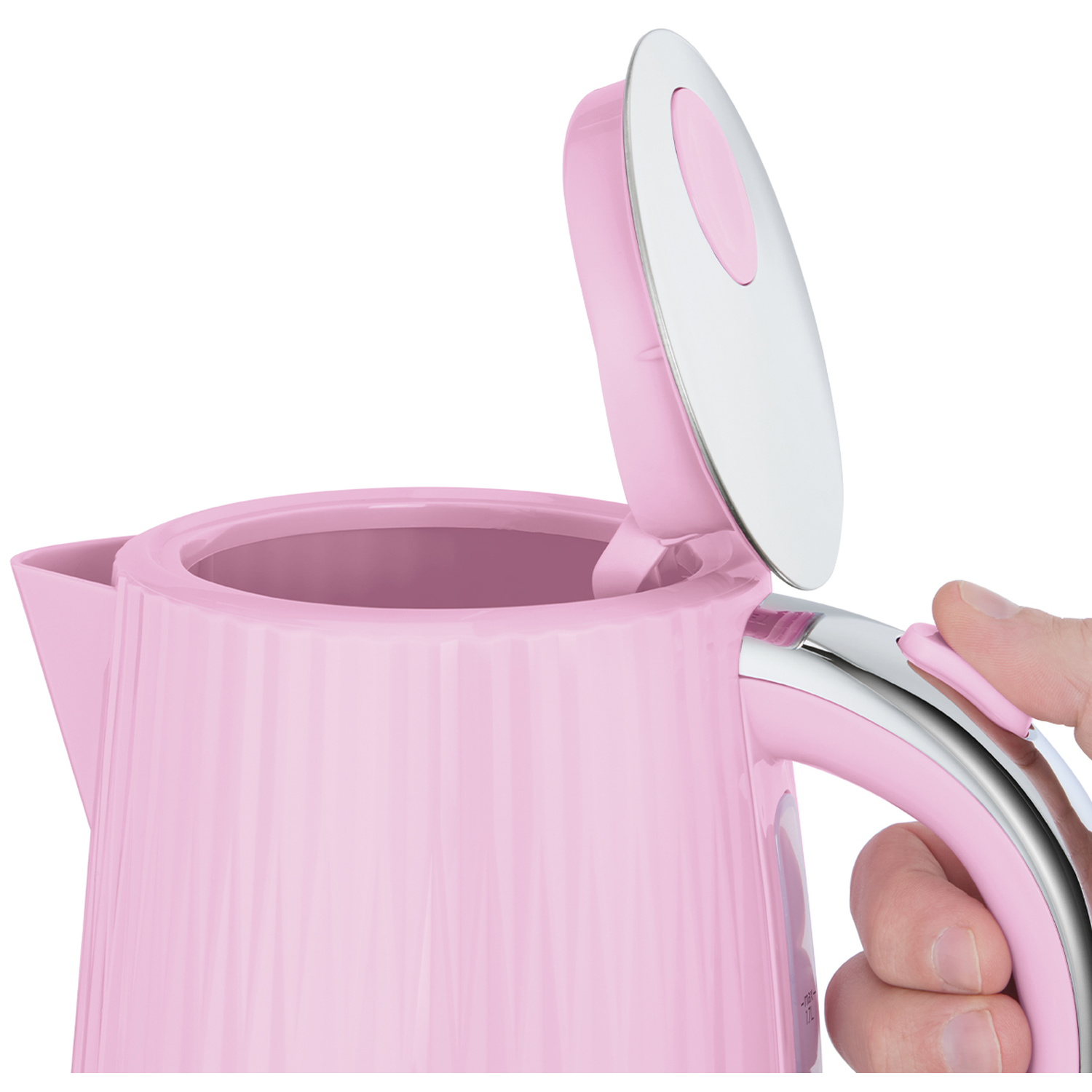 Een hand opent het deksel van een roze waterkoker met geribbelde textuur.