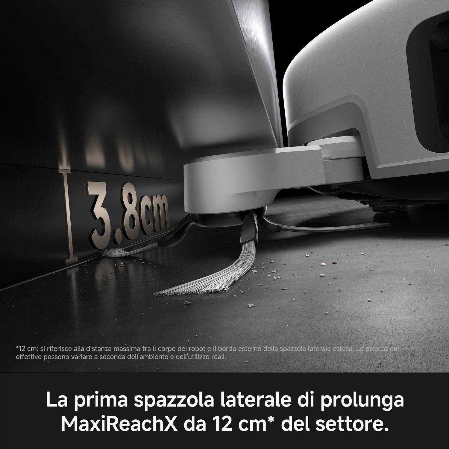 Un robot aspirapolvere con spazzola laterale estesa pulisce il pavimento vicino a un segno di 3,8 cm.