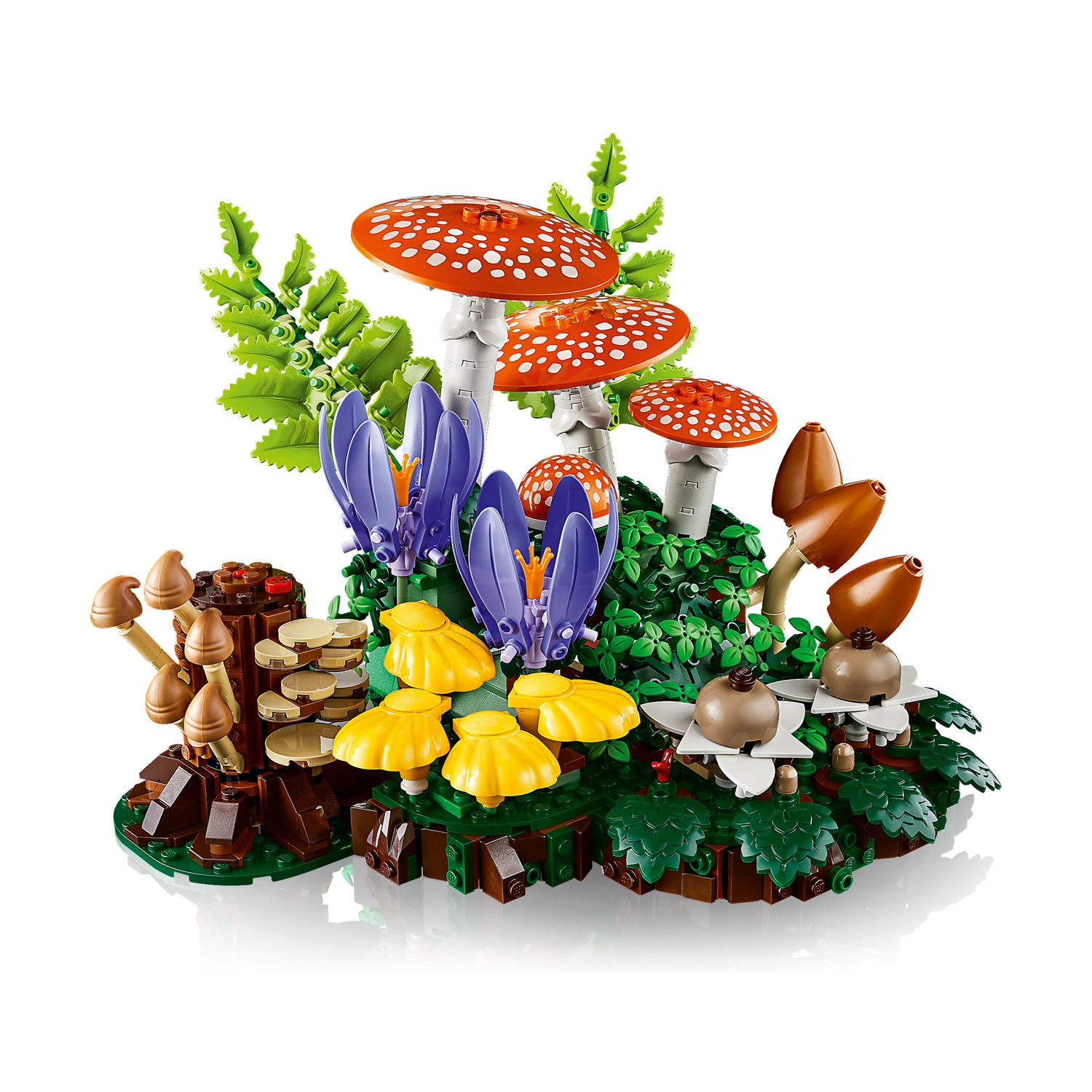Un modello Lego di una scena boschiva con funghi rossi e bianchi, fiori viola e fogliame verde.